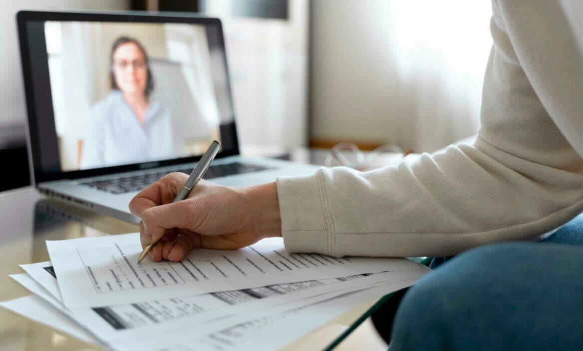 Profesora de francés, impartiendo clases virtuales en el Institut Français de Langues, IFL.