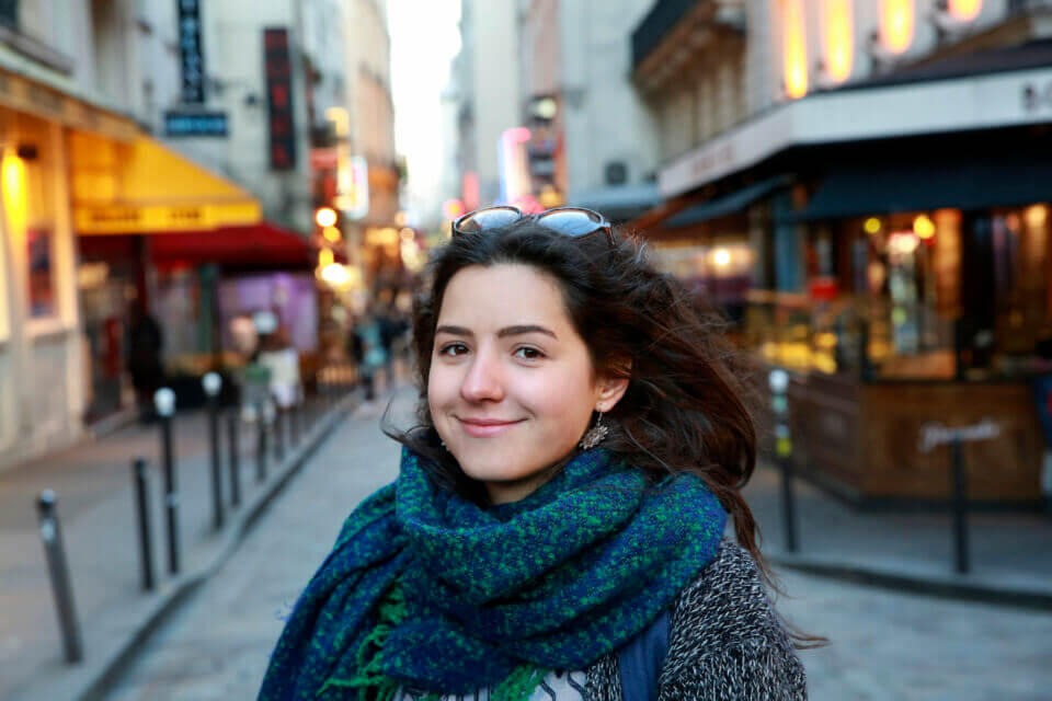 becaria disfrutando de la ciudad de parís
