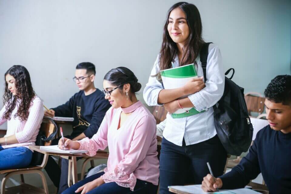 Joven estudiando con beca en el sistema educativo francés