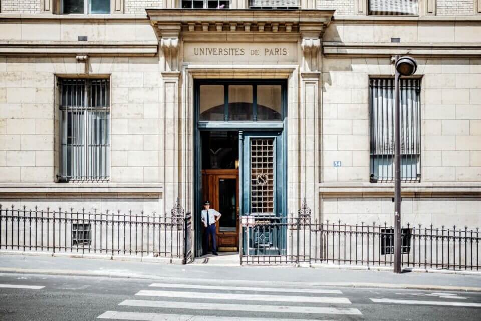 Universidad de paris que ofrece becas para estudiantes extranjeros