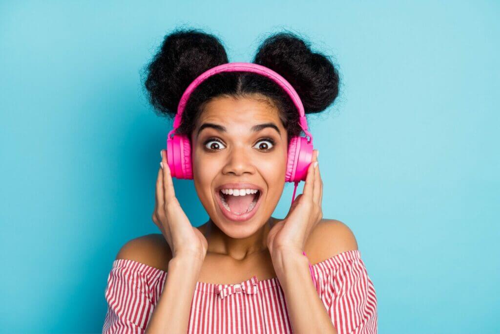 Chica escuchando musica en frances y mejorando su vocabulario