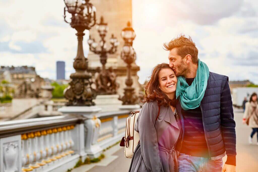 pareja en francia aprendiendo a hablar fraces